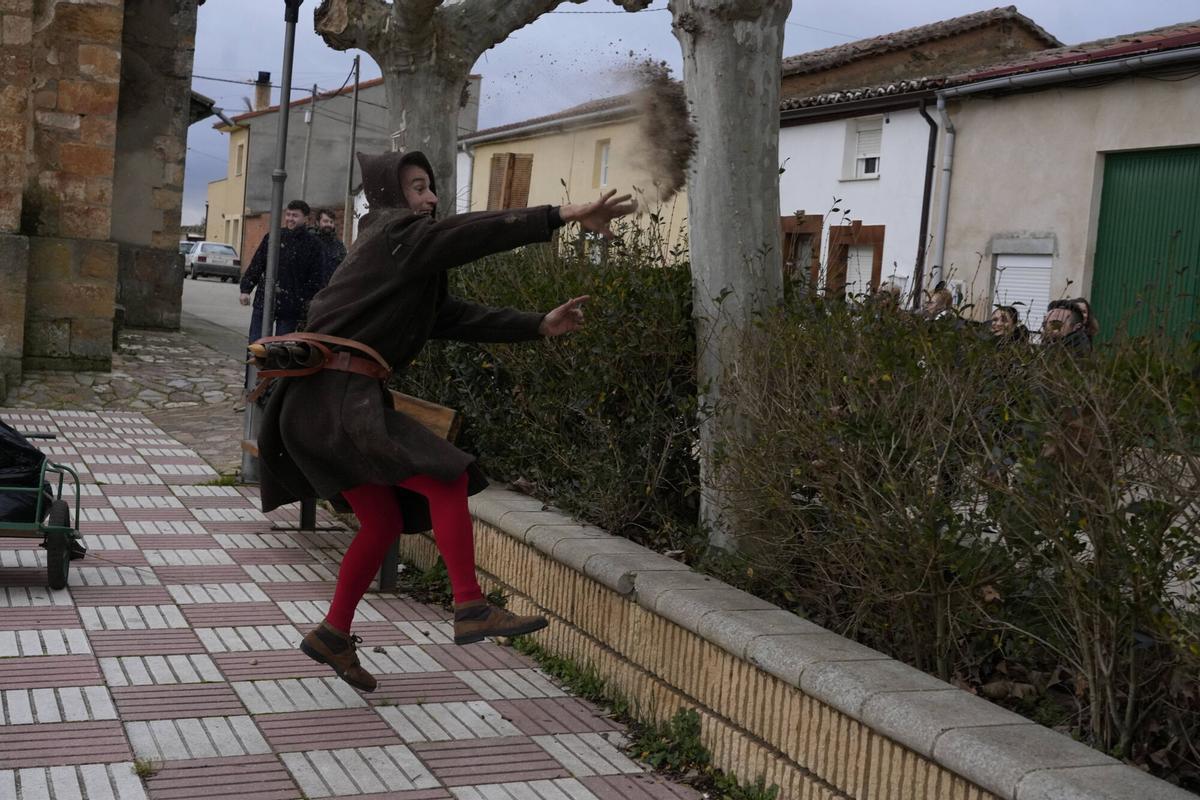 GALERÍA | La Vaquilla y los Cencerros reviven el antruejo más tradicional en Palacios del Pan