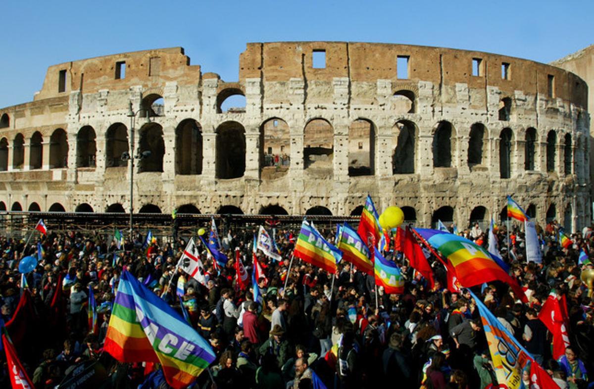 La manifestación de Roma, con dos millones de personas (tres, según los organizadores), fue la más multitudinaria del mundo. En la imagen, la marcha pasa por delante del Coliseo.