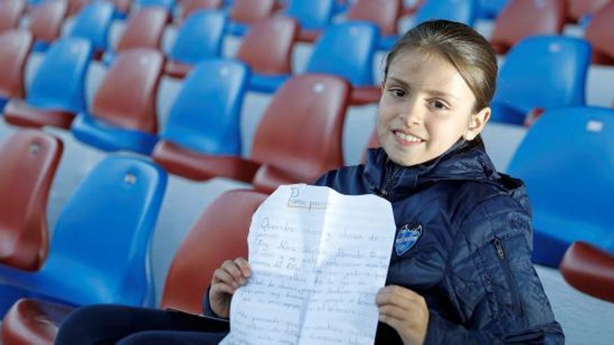 Nuria Cebrián al camp del Llevant amb la carta que ha enviat a Panini