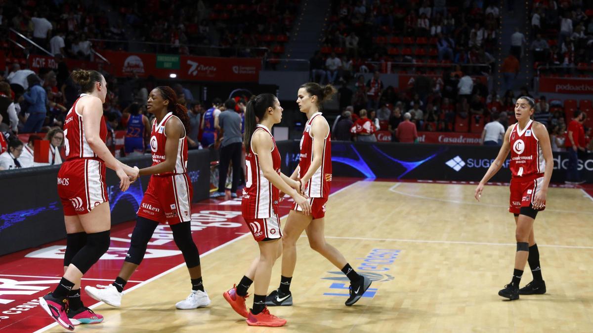 Las jugadoras del Casademont Zaragoza, durante un duelo en el Felipe