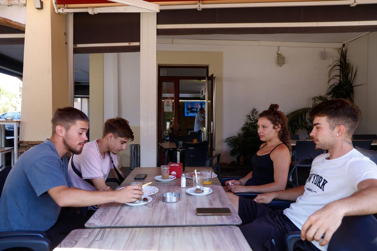 Israel Parra, Alan Howelles y Fran Pérez conversan con una amiga en Cerro Muriano.