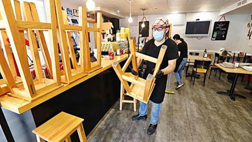 El bar Los Bocatas de Antonio, en Santa María de Gracia, prepara su interior por si puede abrir el lunes, en la fase 2.