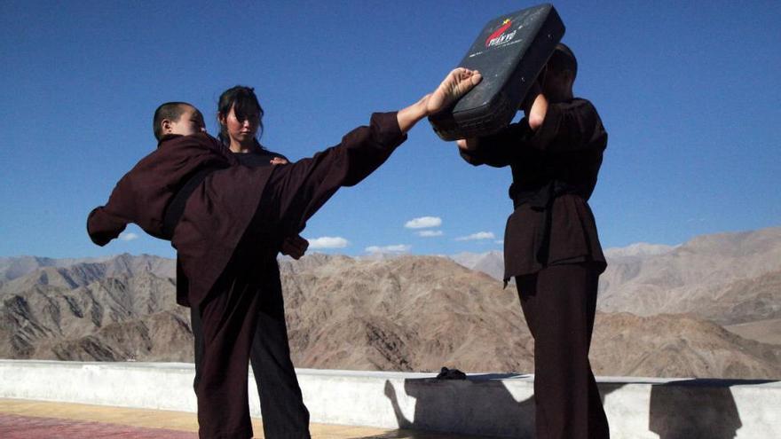 Mujeres indias aprenden kung-fu para combatir las agresiones sexuales