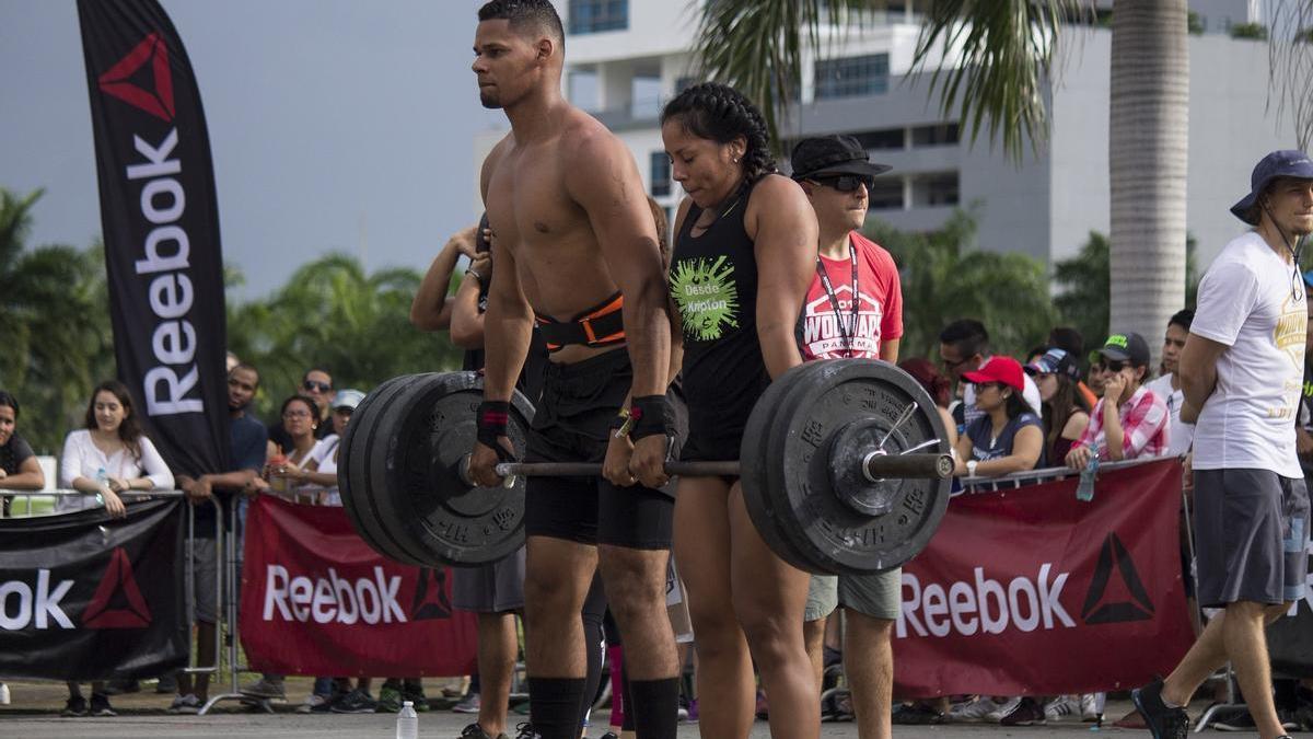 Una pareja practicando CrossFit.