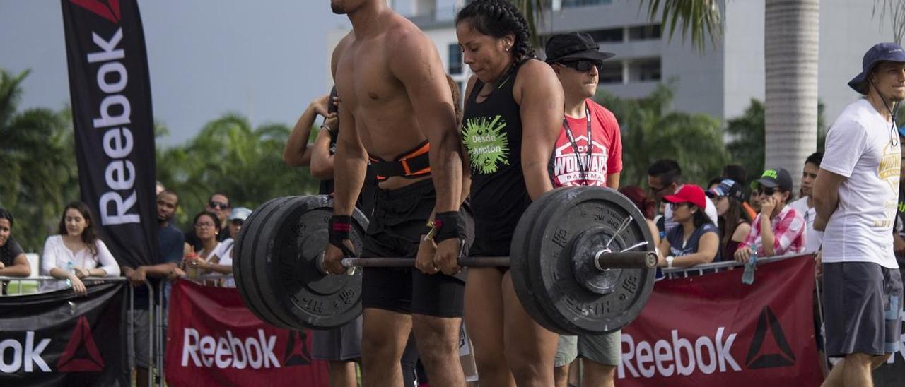 Una pareja practicando CrossFit.