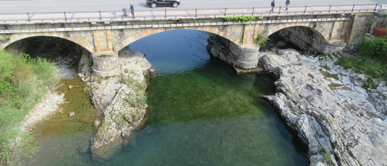 El Sella a su pasdo por Cangas de Onís, este mediodia.