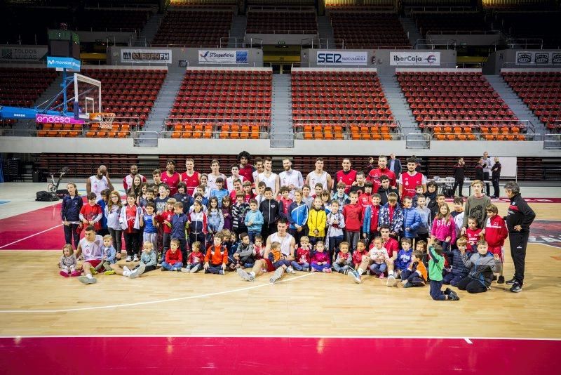 Un centenar de niños disfruta del entrenamiento del Tecnyconta