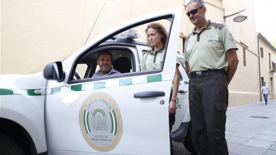 La Junta de Andalucía entrega cuatro nuevos vehículos a los agentes de Medio Ambiente