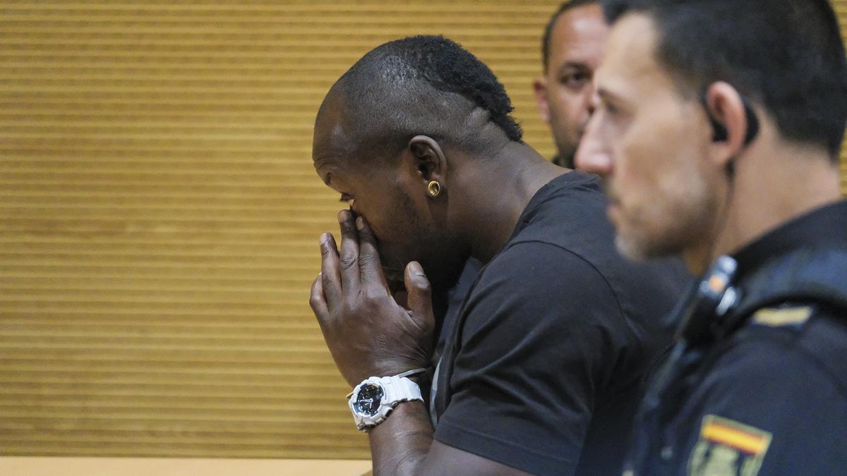 El acusado Juan Francisco L. S. en el segundo día de juicio por la muerte de su hija.