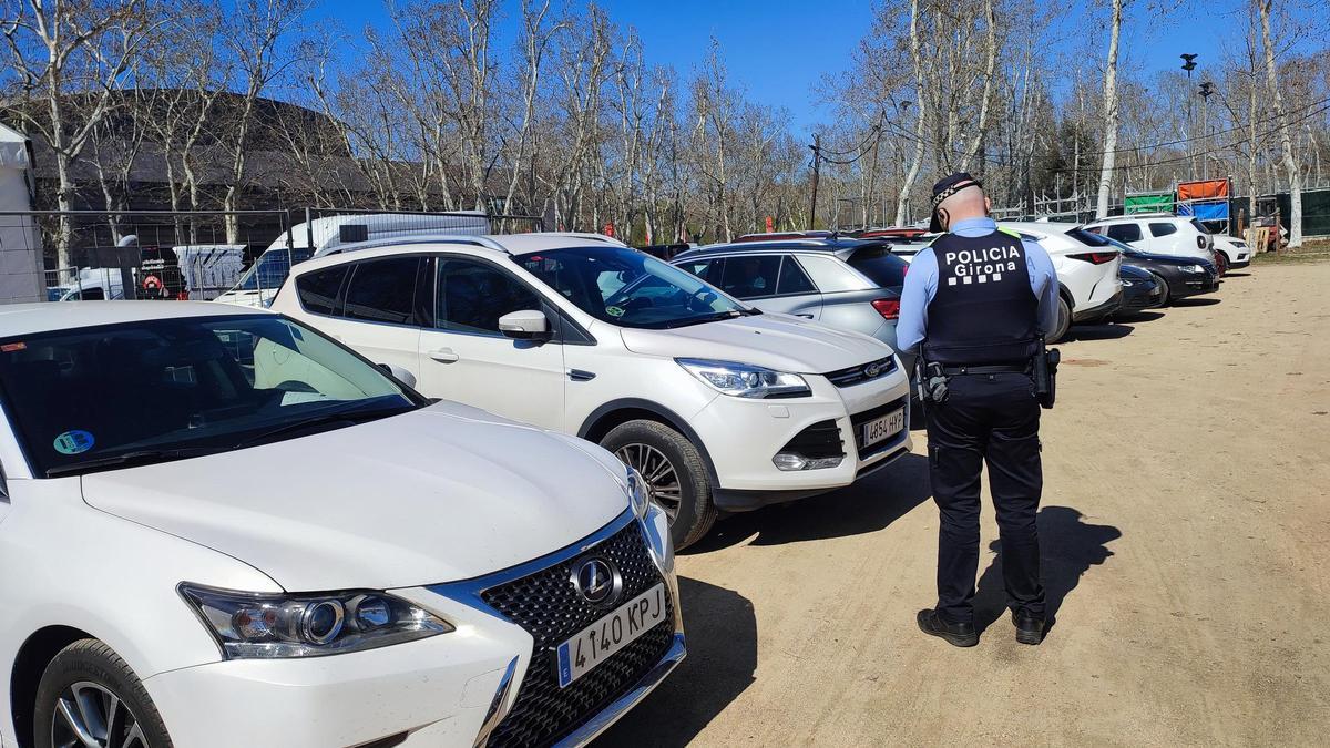 Un policia municipal posant multes durant el Fòrum Gastronòmic.