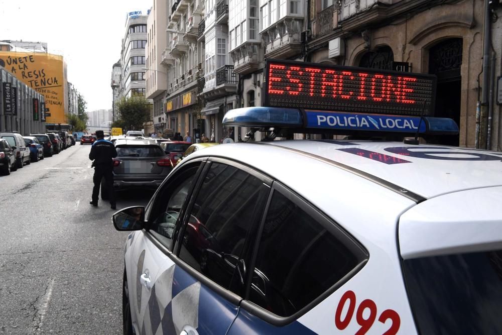 Policías locales informan a conductores y sancionan las infracciones más graves.