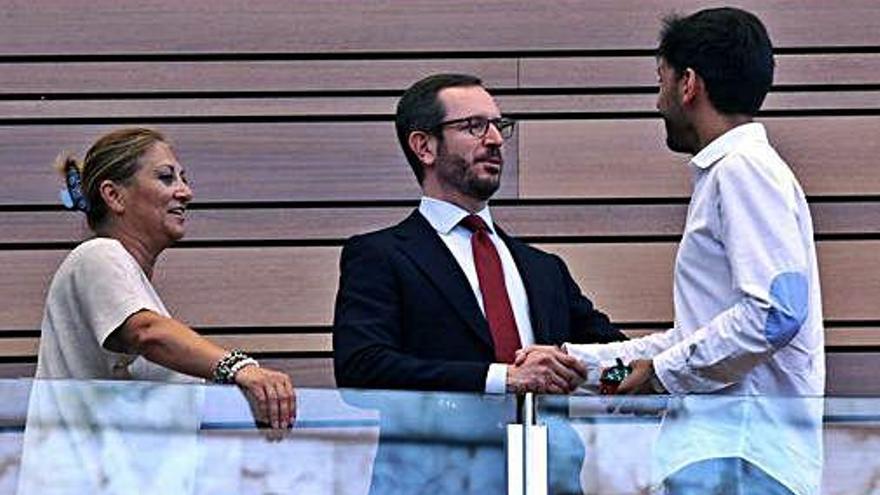 Javier Maroto (PP), Teresa López y Fran Díaz (PSOE), se saludan tras ser elegidos senadores por la región.