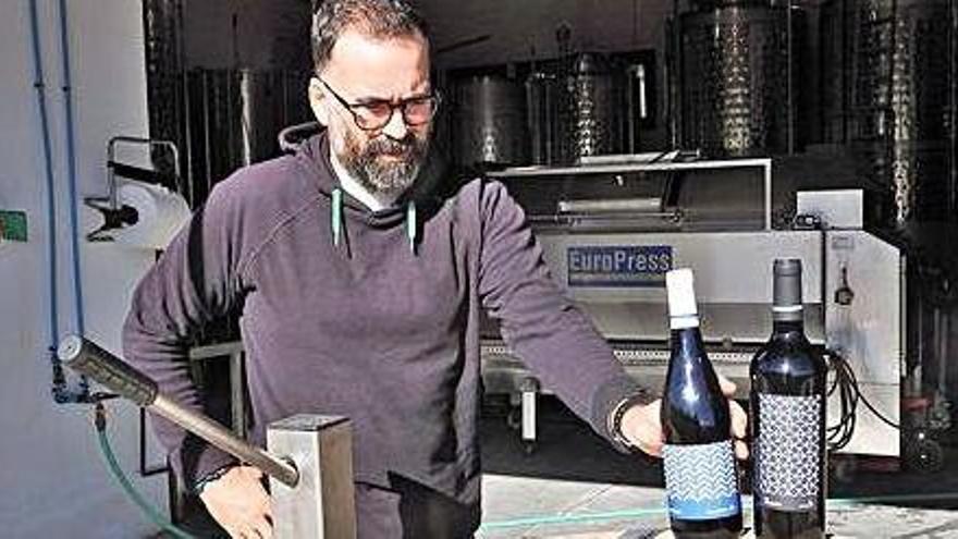 José Abalde, enólogo de Terramoll, en la puerta de la bodega en la Mola, Formentera.