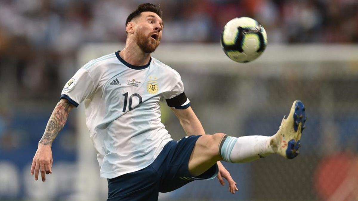 Messi intenta controlar un balón durante el partido ante Qatar.