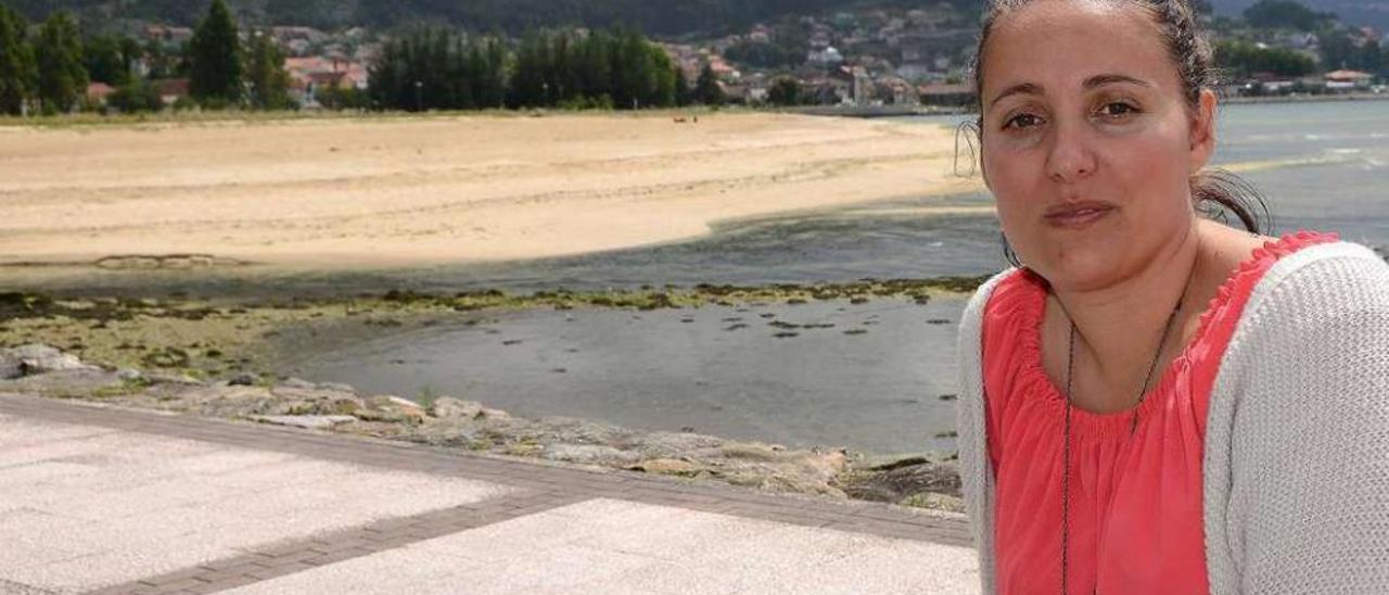 Marta Freire, ayer, con la playa de A Xunqueira al fondo. // Gonzalo Núñez