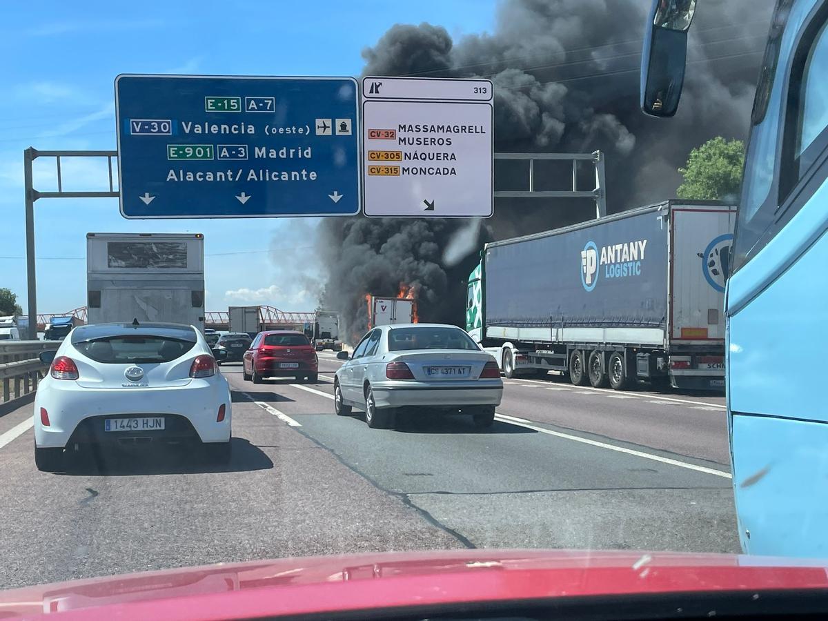 Incendio de un camión en la A-7