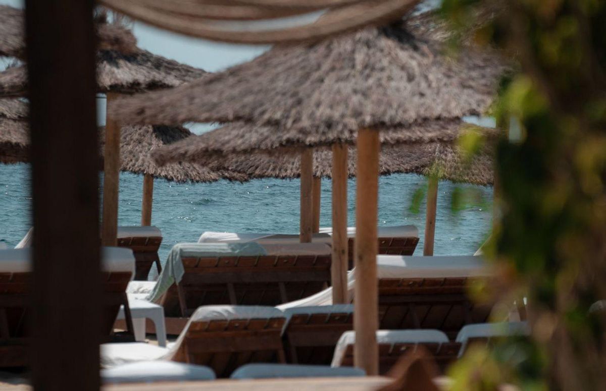 Hamacas y camas balineas en una ubicación privilegiada como es Platja d’en Bossa.