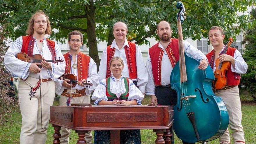 Czech Festival llena el Paraninfo de la ULL de folclore eslavo con el címbalo