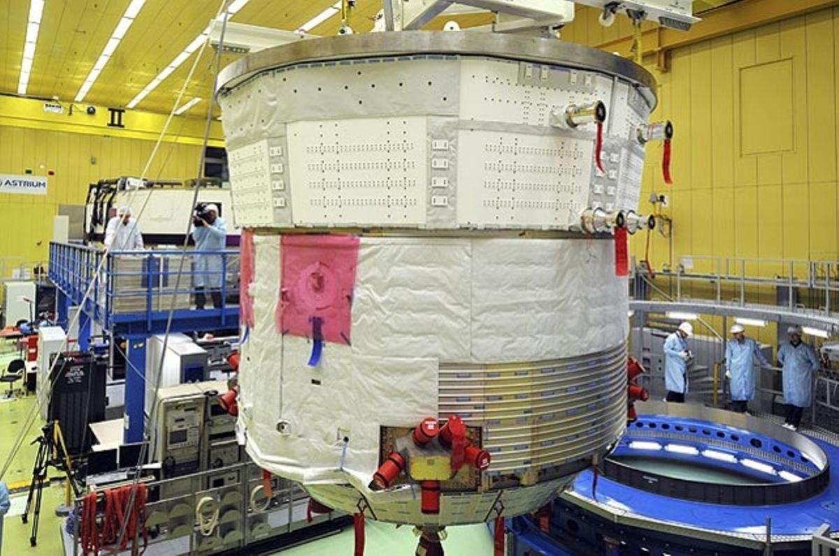 La nau de càrrega Albert Einstein, o Automated Trànsfer Vehicle 004 (ATV-004), és introduïda en un contenidor en una sala de la companyia espacial Astrium Ltd a Bremen, (Alemanya). El mòdul serà traslladat al port espacial europeu de Kourou a la Guaiana Francesa, on està previst que el febrer del 2013 es produeixi el llançament de l’ATV a bord del coet Ariane 5.