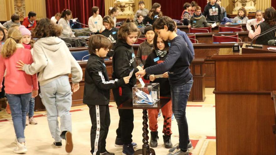 Alumnos en el Parlament contra el cambio climático.