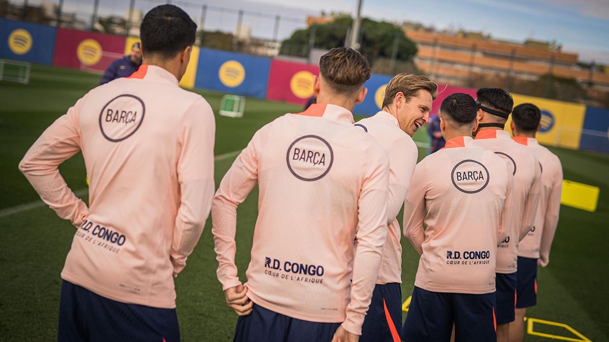 Frenkie de Jong con el resto de la plantilla durante el entreno de recuperación del Barça