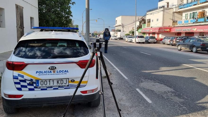 Dos agentes de la Policía de Santa Eulària, heridos durante un servicio