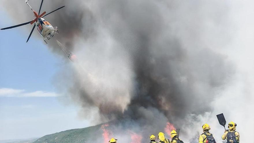 Un incendio registrado en la montaña de Quiroga en Lugo supera ya las 20 hectáreas calcinadas