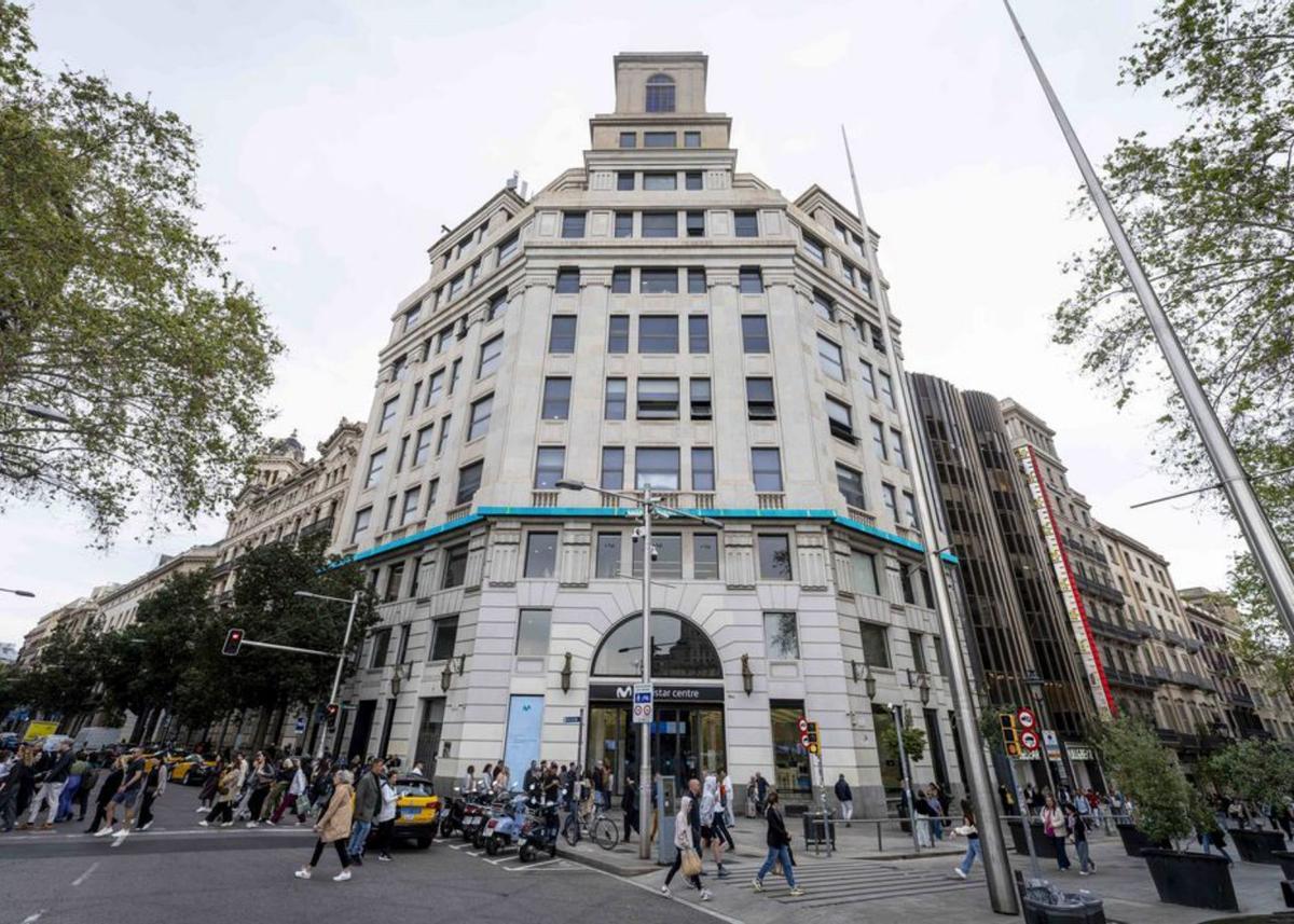 Edifici de la Torre Telefónica, a la plaça de Catalunya. | MANU MITRU