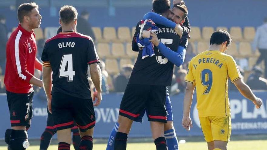 Los futbolistas del Reus se abrazan al final del partido ante el local Jonathan Pereira.