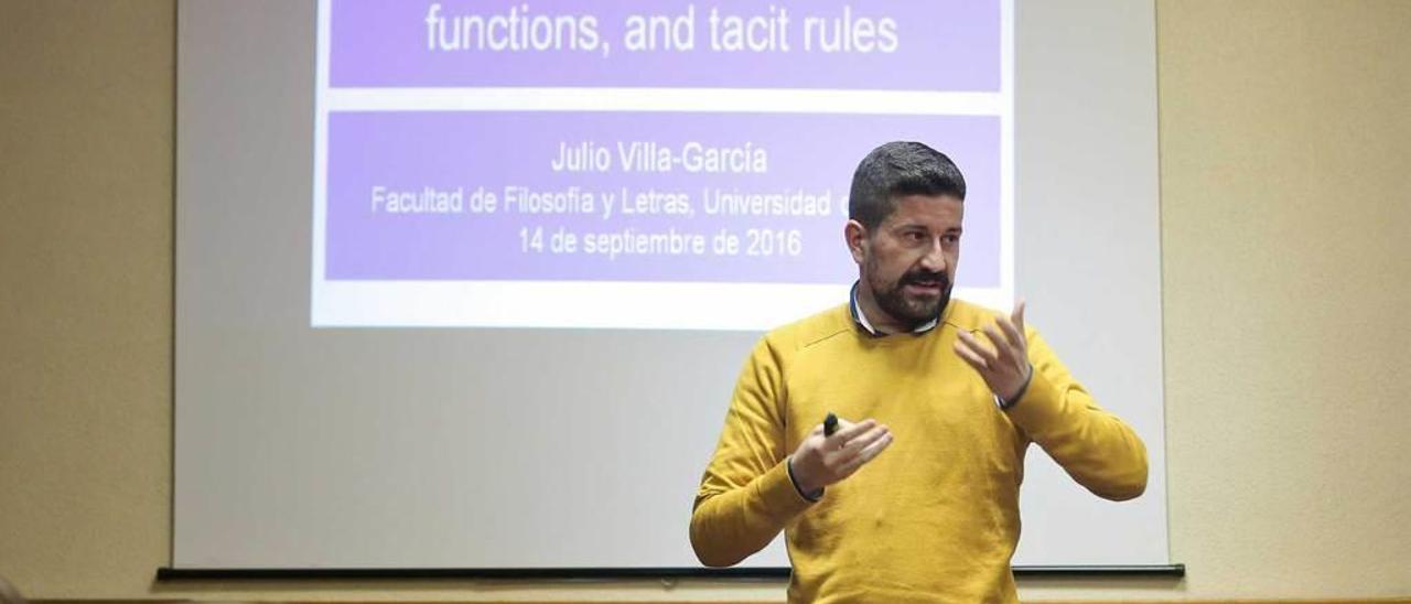 Julio Villa-García, durante una conferencia.