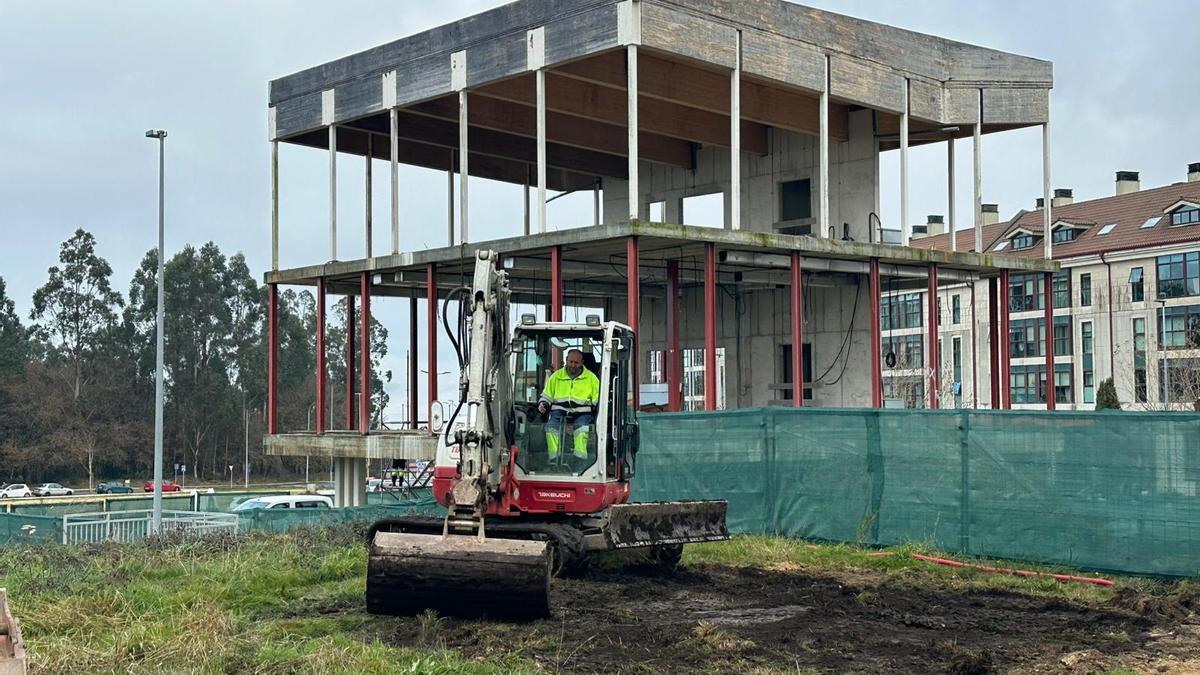 Un traballador escavando nas inmediacións do Centro Multifuncional do Milladoiro.
