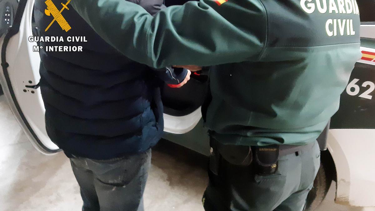 La Guardia Civil detiene a un hombre implicado en un caso de abusos sexuales.