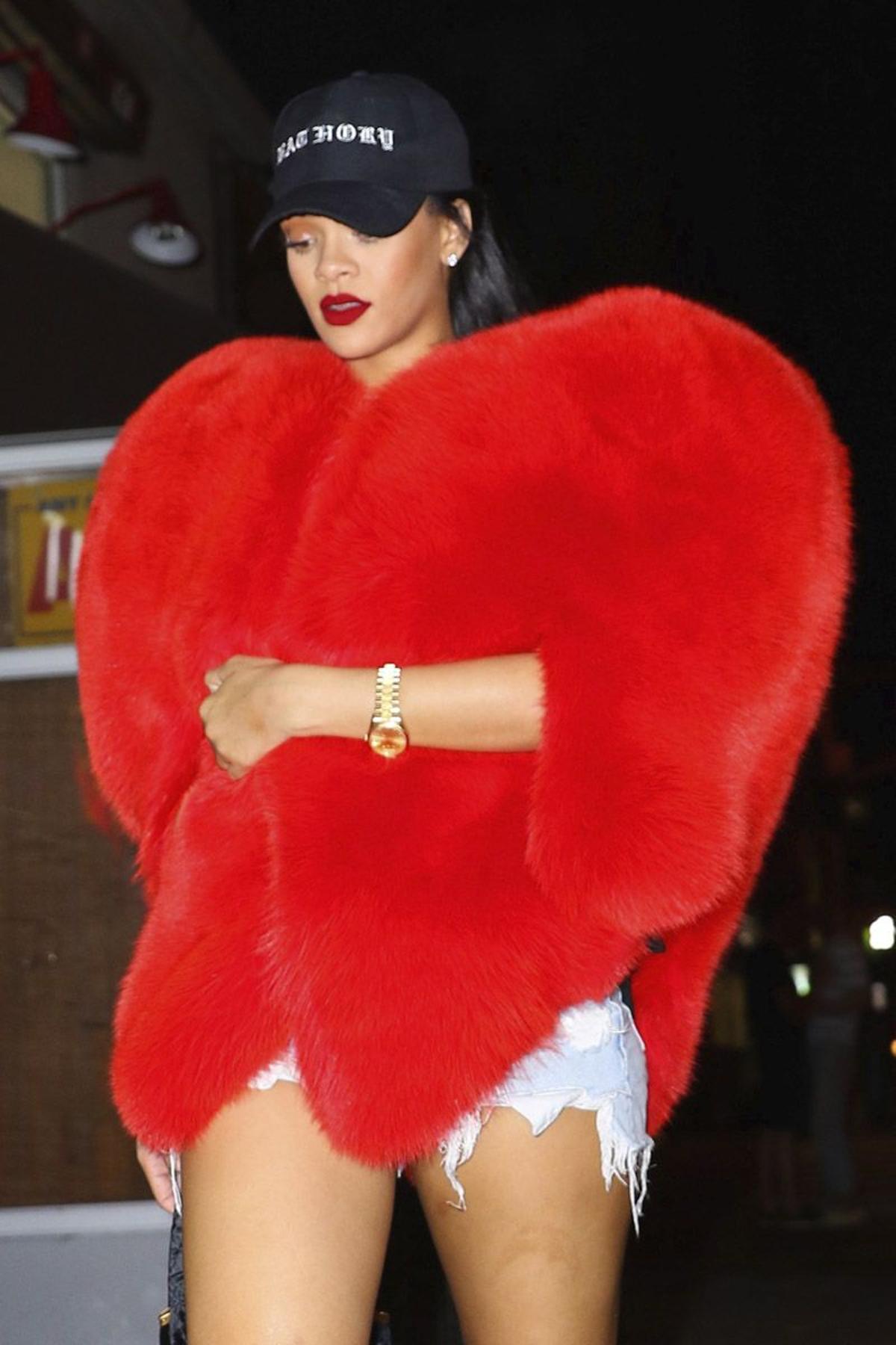 Rihanna con abrigo de peluche en forma de corazón