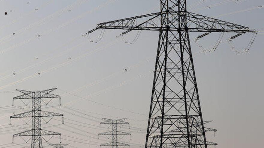 Imatge de les torres elèctriques que connecten Espanya i França a Montesquieu-des-Albères.