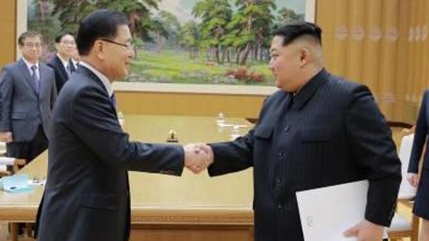 Kim Jong-un saluda el líder de la delegació sud-coreana