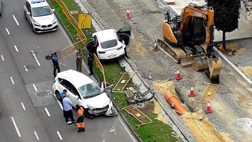 Los vehículos implicados en el accidente en la avenida de la Costa.