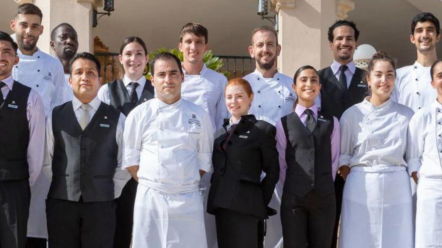 El equipo de Es Fum con su chef, Miguel Navarro, en el centro.