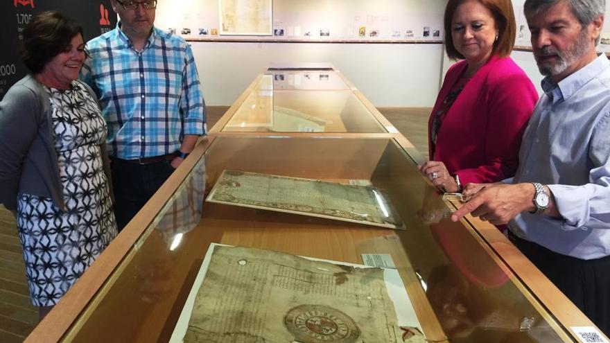 La directora general de Bienes Culturales, María Comas, y el director del Archivo General, Rafael Fresneda, junto a los comisarios de la exposición, Javier Castillo y Pachi Amorós.