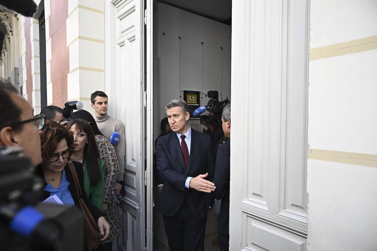 M El líder del PP, Alberto Núñez Feijóo, sale tras intervenir en el foro anual de la patronal de los fabricantes de vehículos Anfac.