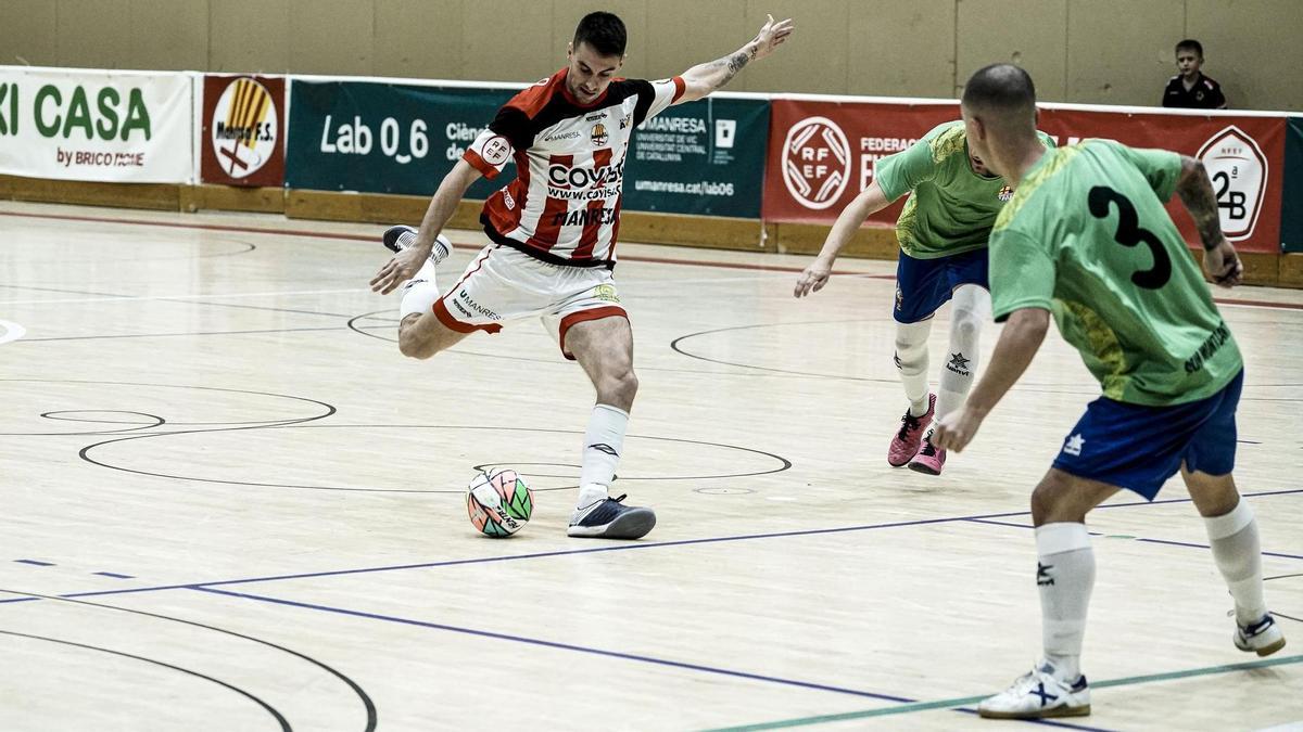 L'ala Aaron Riera va marcar dos dels quatre gols que van facilitar la remuntada blanc-i-vermella a la pista del Futsal Marlex Mataró