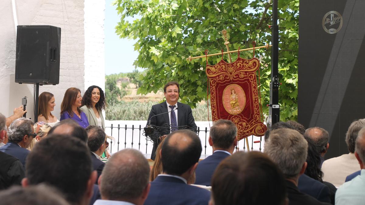 Guillermo Fernández Vara, presidente de la Junta de Extremadura, se dirige a los bodegueros.