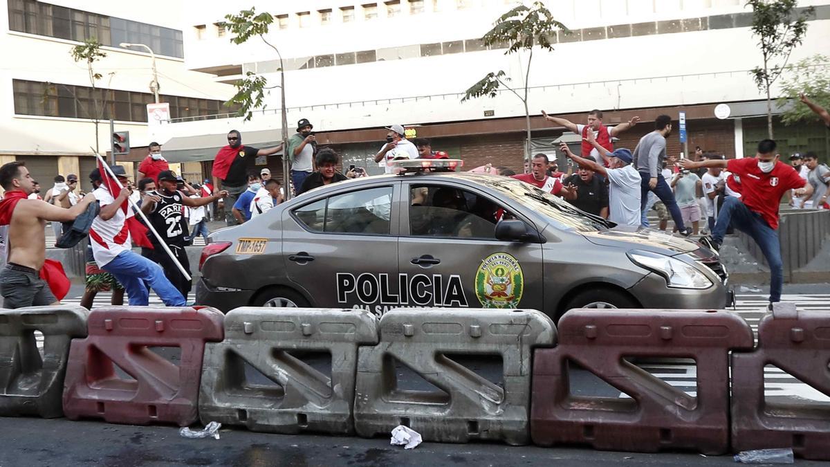 Miles de peruanos desafían toque de queda para pedir la renuncia de Castillo.