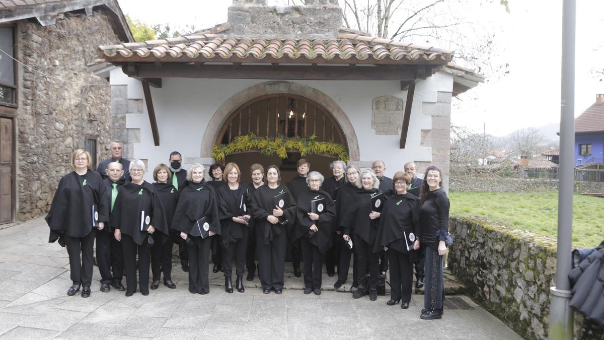 Los integrantes del coro de Ferreros junto a la ermita