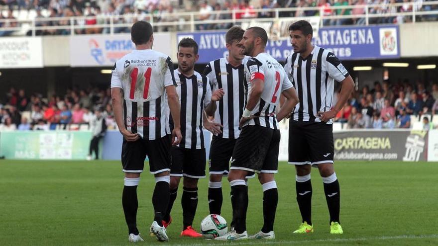 Los jugadores se reúnen alrededor del balón para decidir quién lanza la falta en el partido ante el Granada B.