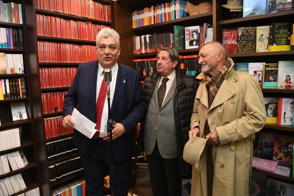 Arturo Pérez-Reverte inaugura la librería Arenas, en avenida de Oza