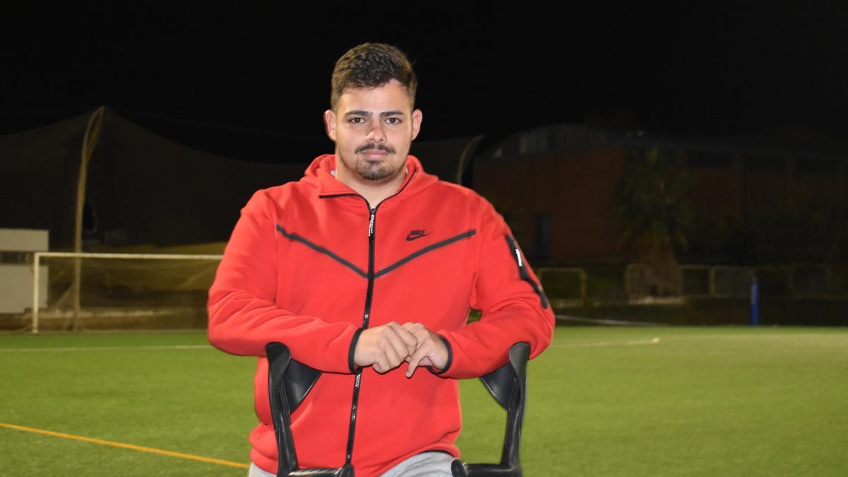 Antonio Vera, en los campos de fútbol de Villanueva de la Serena, aún con muletas.