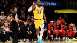 LeBron James anota el triple que lo convierte en el primer jugador en superar los 50,000 puntos combinados.