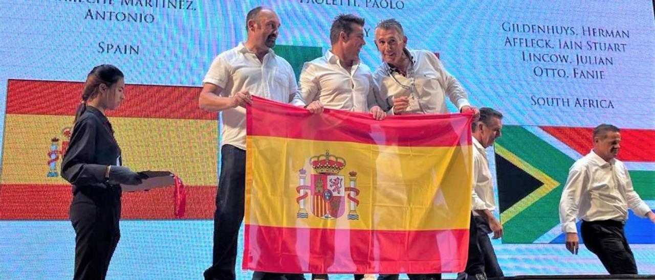 Jesús Ferreiro (izqda.) junto a Gabriel Pitarch y Antonio Comeche en el podio del Mundial de Pattaya. |