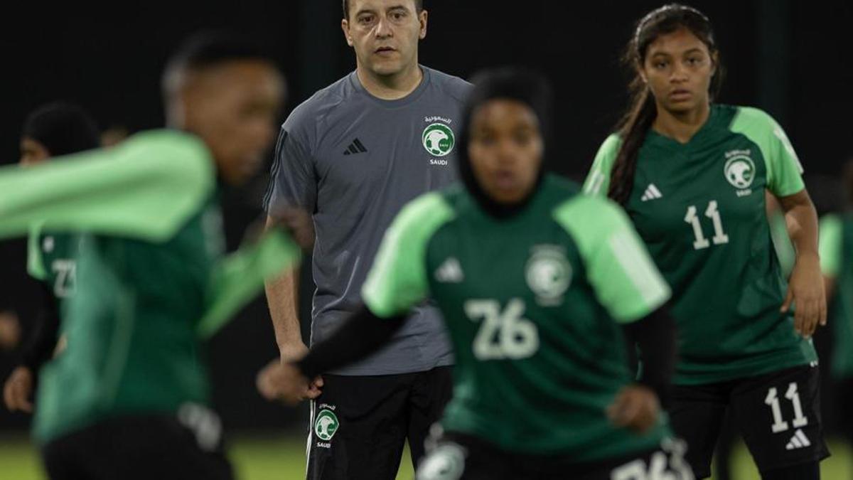 El español Lluís Cortés, seleccionador femenino de Arabia Saudí, durante un entrenamiento.