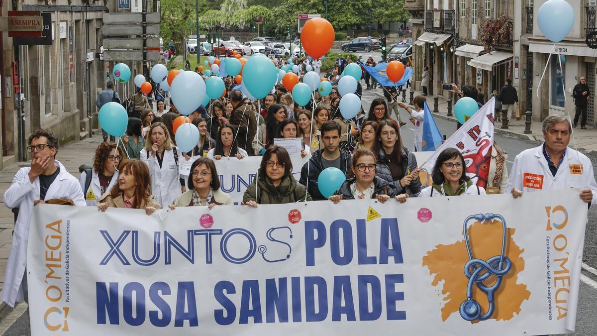 Los médicos se manifestaron este miércoles por las calles de Santiago.